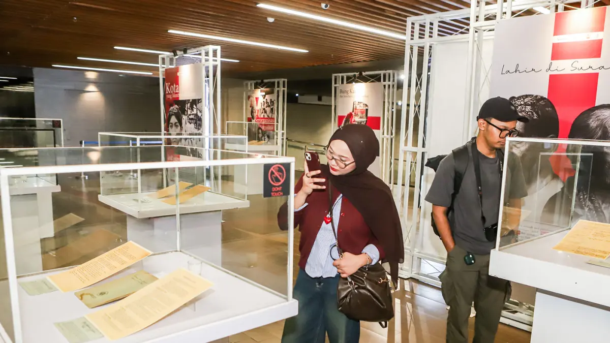 Pengunjung melihat pameran "Aku Arek Suroboyo" Yang merupakan fragmen kehidupan Soekarno di Alun-alun Surabaya, kemarin (8/6). (Riana Setiawan/ Jawa Pos)