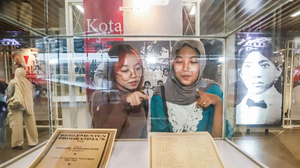 Pengunjung melihat pameran "Aku Arek Suroboyo" Yang merupakan fragmen kehidupan Soekarno di Alun-alun Surabaya, kemarin (8/6). (Riana Setiawan/ Jawa Pos)