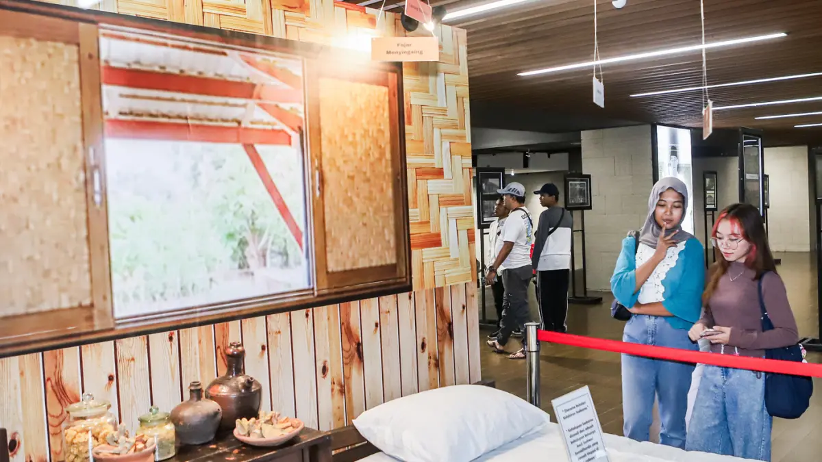 Pengunjung melihat pameran "Aku Arek Suroboyo" Yang merupakan fragmen kehidupan Soekarno di Alun-alun Surabaya, kemarin (8/6). (Riana Setiawan/ Jawa Pos)