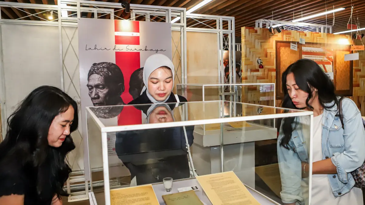 Pengunjung melihat pameran "Aku Arek Suroboyo" Yang merupakan fragmen kehidupan Soekarno di Alun-alun Surabaya, kemarin (8/6). (Riana Setiawan/ Jawa Pos)