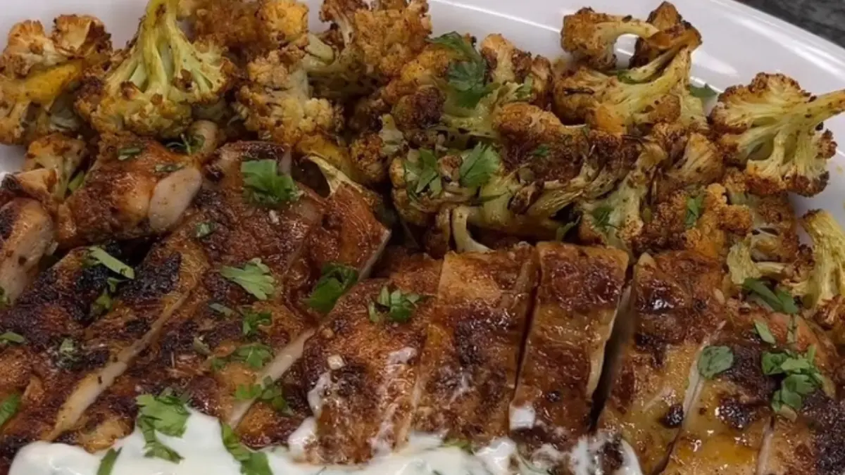 Potret grilled chicken & roasted cauliflower dengan yoghurt dipping yang segar. (Sumber: instagram.com/@rubendavy) - Image