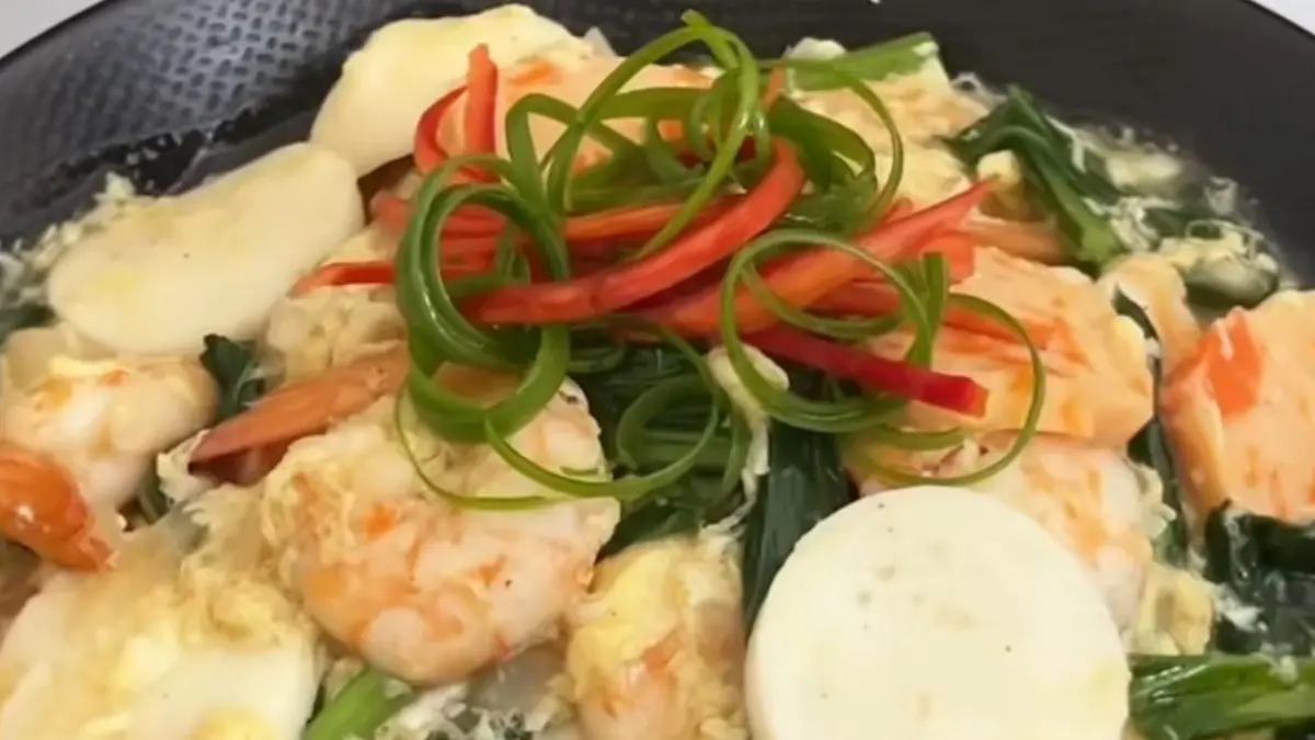 Potret kwetuau siram seafood yang kuahnya kental, gurih, dan isian melimpah. (Sumber: instagram.com/@danismasak) - Image