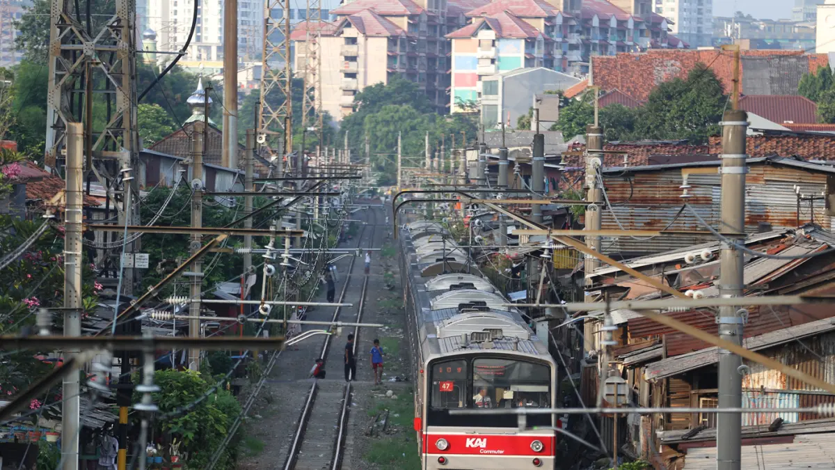Rangkaian kereta rel listrik (KRL) Tanah Abang-Rangkasbitung melintas di kawasan Pejompongan, Jakarta. (Dery Ridwansah/ JawaPos.com)