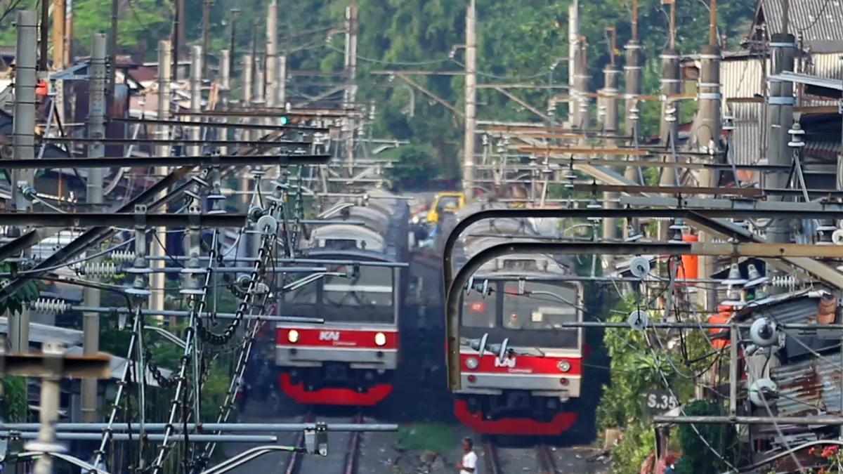 Rangkaian kereta rel listrik (KRL) Tanah Abang-Rangkasbitung melintas di kawasan Pejompongan, Jakarta. (Dery Ridwansah/ JawaPos.com)