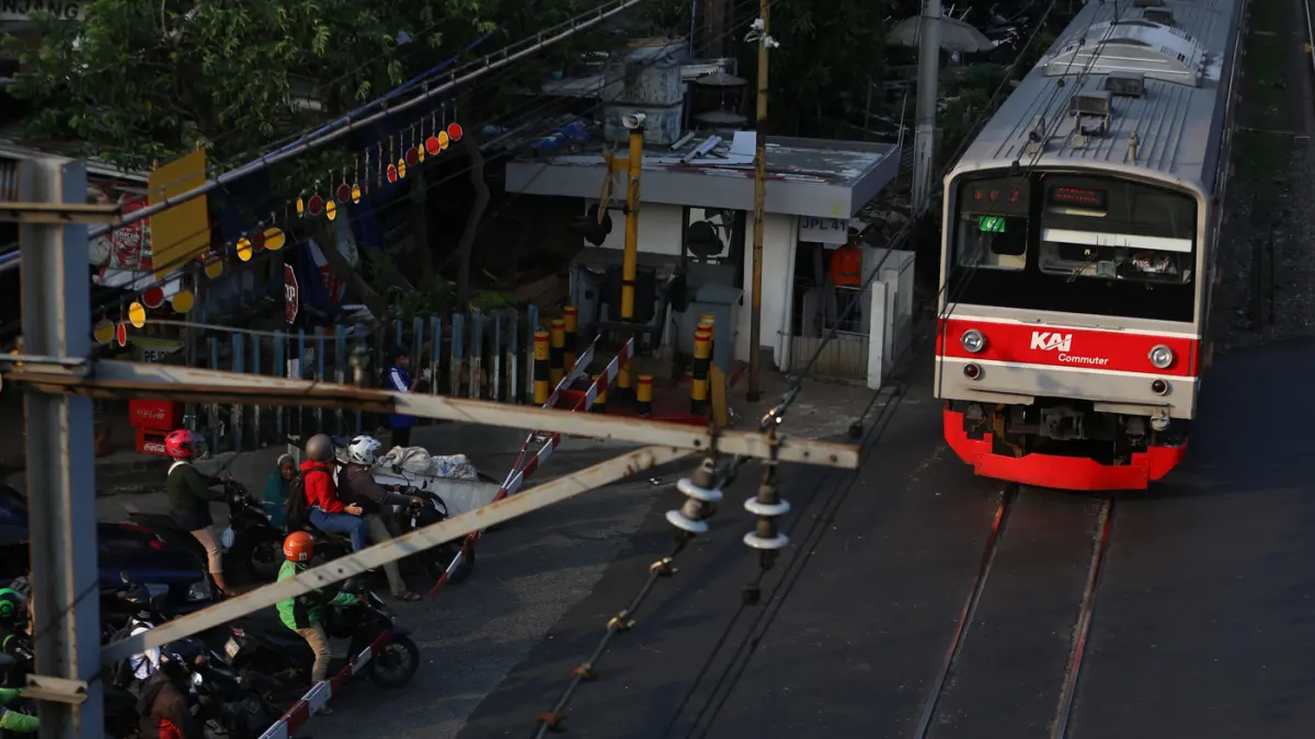 Rangkaian kereta rel listrik (KRL) Tanah Abang-Rangkasbitung melintas di kawasan Pejompongan, Jakarta. (Dery Ridwansah/ JawaPos.com)
