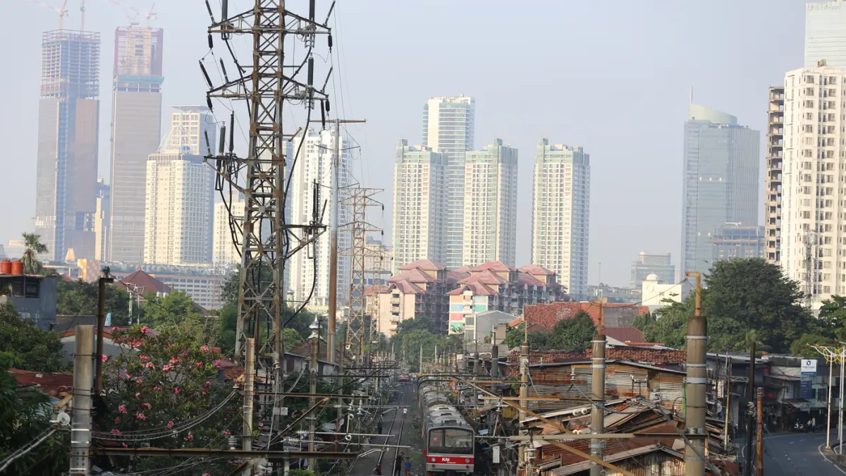 Rangkaian kereta rel listrik (KRL) Tanah Abang-Rangkasbitung melintas di kawasan Pejompongan, Jakarta. (Dery Ridwansah/ JawaPos.com)