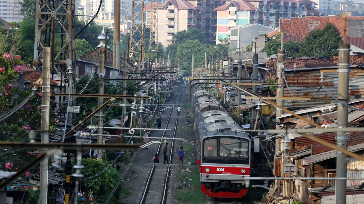 Rangkaian kereta rel listrik (KRL) Tanah Abang-Rangkasbitung melintas di kawasan Pejompongan, Jakarta. (Dery Ridwansah/ JawaPos.com)