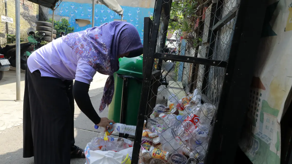 Warga melakukan proses sortir sampah botol plastik untuk didaur ulang di Bank Sampah Persatuan, Jalan Persatuan RW 08, Pondok Kelapa, Duren Sawit, Jakarta Timur. (Dery Ridwansah/ JawaPos.com)