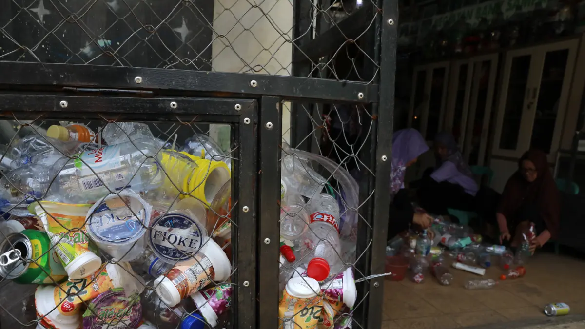 Warga melakukan proses sortir sampah botol plastik untuk didaur ulang di Bank Sampah Persatuan, Jalan Persatuan RW 08, Pondok Kelapa, Duren Sawit, Jakarta Timur. (Dery Ridwansah/ JawaPos.com)