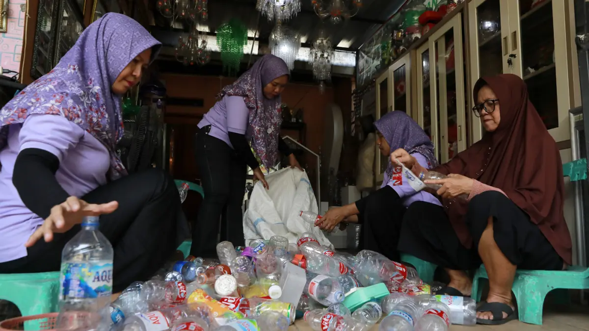 Warga melakukan proses sortir sampah botol plastik untuk didaur ulang di Bank Sampah Persatuan, Jalan Persatuan RW 08, Pondok Kelapa, Duren Sawit, Jakarta Timur. (Dery Ridwansah/ JawaPos.com)