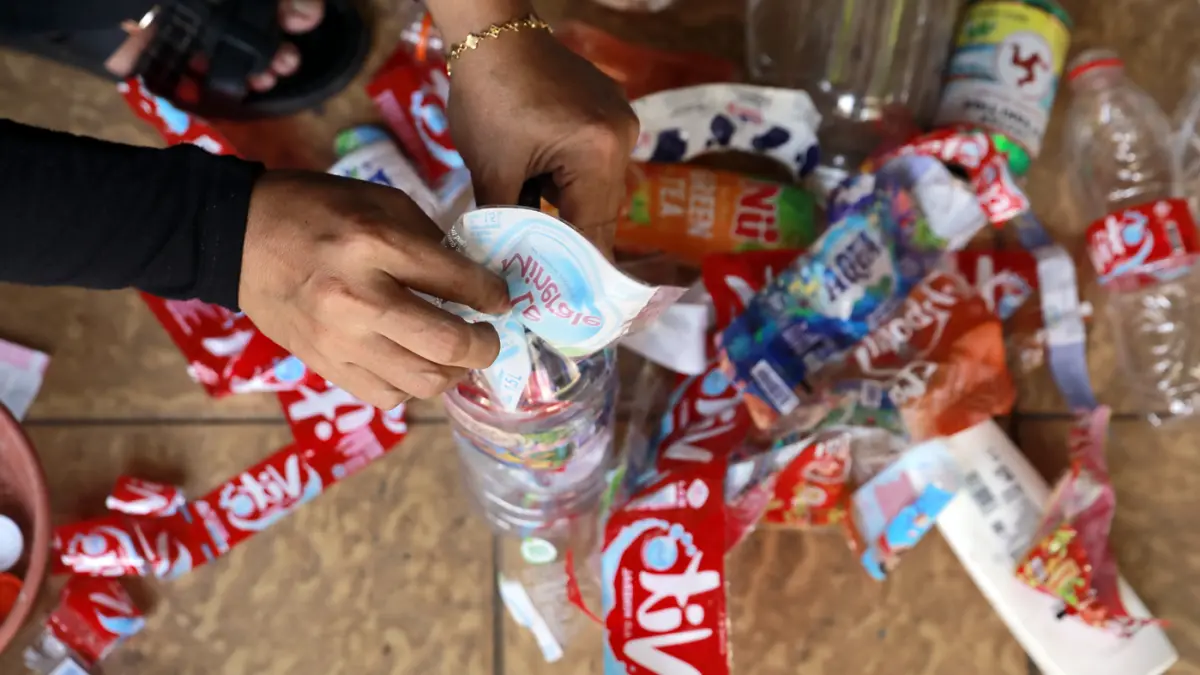 Warga melakukan proses sortir sampah botol plastik untuk didaur ulang di Bank Sampah Persatuan, Jalan Persatuan RW 08, Pondok Kelapa, Duren Sawit, Jakarta Timur. (Dery Ridwansah/ JawaPos.com)
