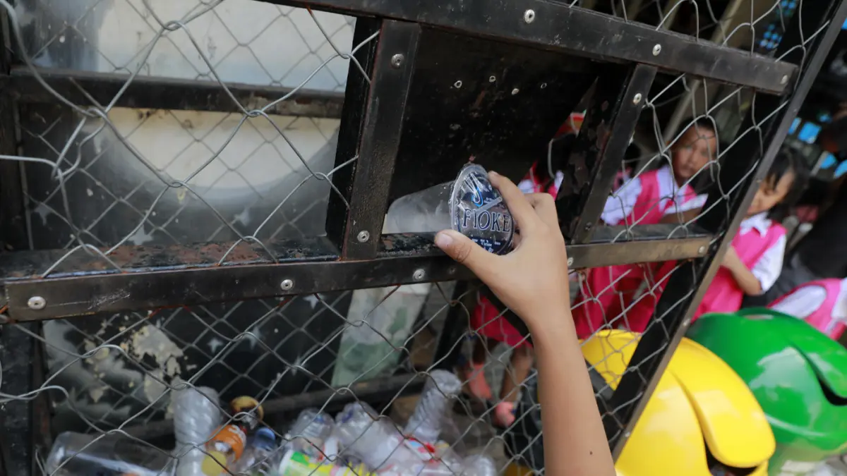 Warga melakukan proses sortir sampah botol plastik untuk didaur ulang di Bank Sampah Persatuan, Jalan Persatuan RW 08, Pondok Kelapa, Duren Sawit, Jakarta Timur. (Dery Ridwansah/ JawaPos.com)