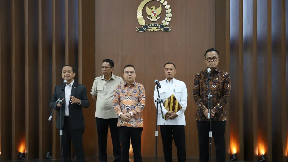 Wakil Ketua DPR RI Sufmi Dasco Ahmad (tengah), Menteri ESDM Bahlil Lahadalia (kiri), Menteri Hukum Supratman Andi Agtas (kedua kiri), Menteri Sekretaris Negara Prasetyo Hadi (kedua kanan), dan Chief Operating Officer (COO) Danantara sekaligus Kepala BP BU