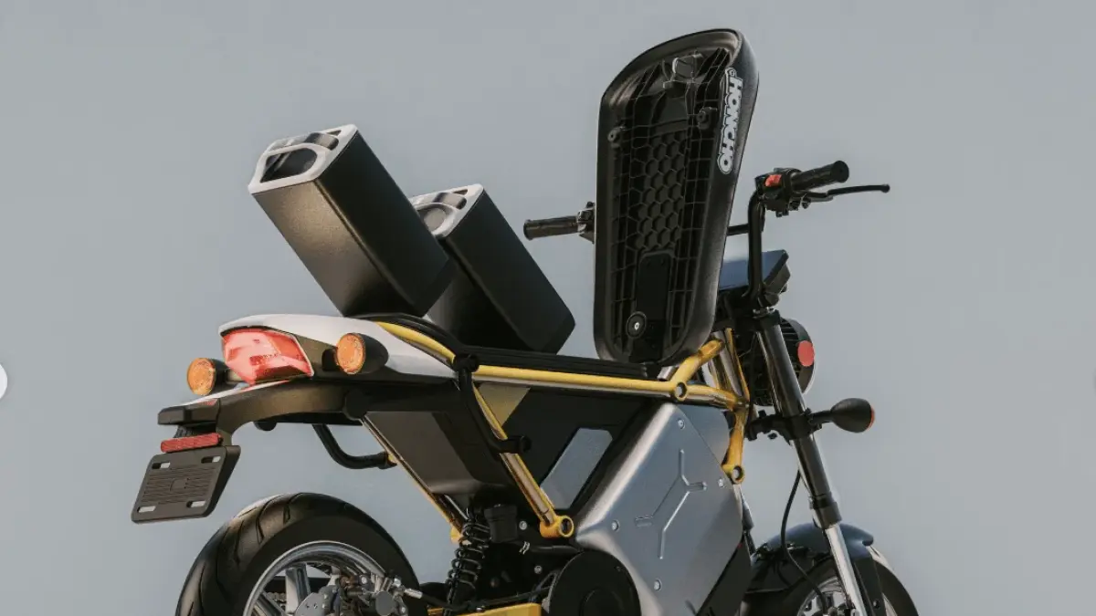 Baterai motor yang bisa dilepas. (visordown)