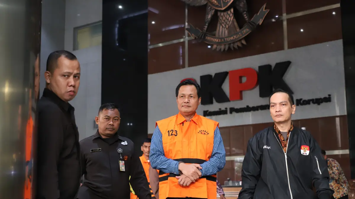 Bupati Muara Enim Edison mengenakan rompi tahanan usai menjalani pemeriksaan di Gedung Merah Putih KPK, Jakarta, Selasa (9/6/2026). (Dery Ridwansah/ JawaPos.com)