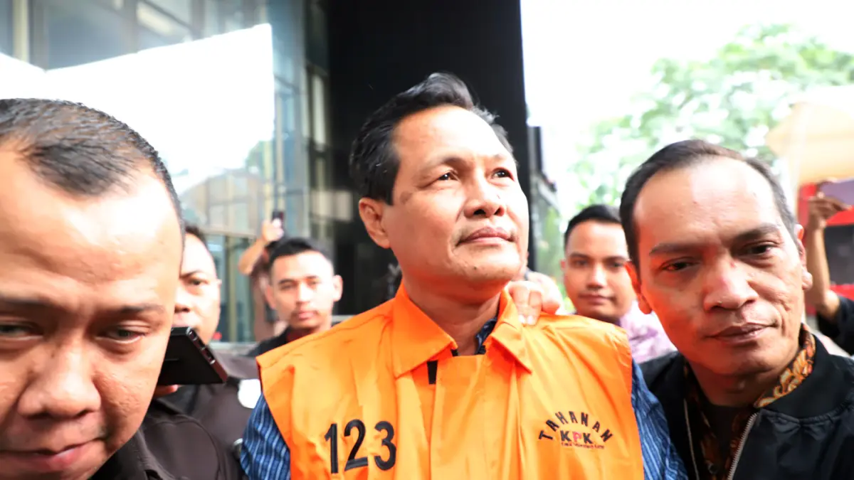Bupati Muara Enim Edison mengenakan rompi tahanan usai menjalani pemeriksaan di Gedung Merah Putih KPK, Jakarta, Selasa (9/6/2026). (Dery Ridwansah/ JawaPos.com)