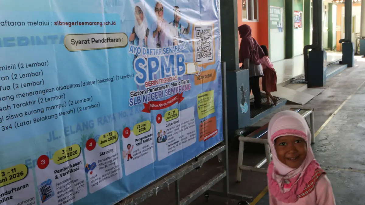 Calon wali murid saat pendaftaran di Posko Sistem Penerimaan Murid Baru (SPMB) SLB Negeri Semarang untuk tahun ajaran 2026/2027 mengikuti jadwal seleksi SD/SLB Negeri, Kota Semarang, Jawa Tengah, Selasa (9/6/2026). (Nur Chamim/Jawapos Radar Semarang)