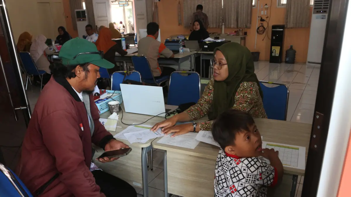 Calon wali murid saat pendaftaran di Posko Sistem Penerimaan Murid Baru (SPMB) SLB Negeri Semarang untuk tahun ajaran 2026/2027 mengikuti jadwal seleksi SD/SLB Negeri, Kota Semarang, Jawa Tengah, Selasa (9/6/2026). (Nur Chamim/Jawapos Radar Semarang)