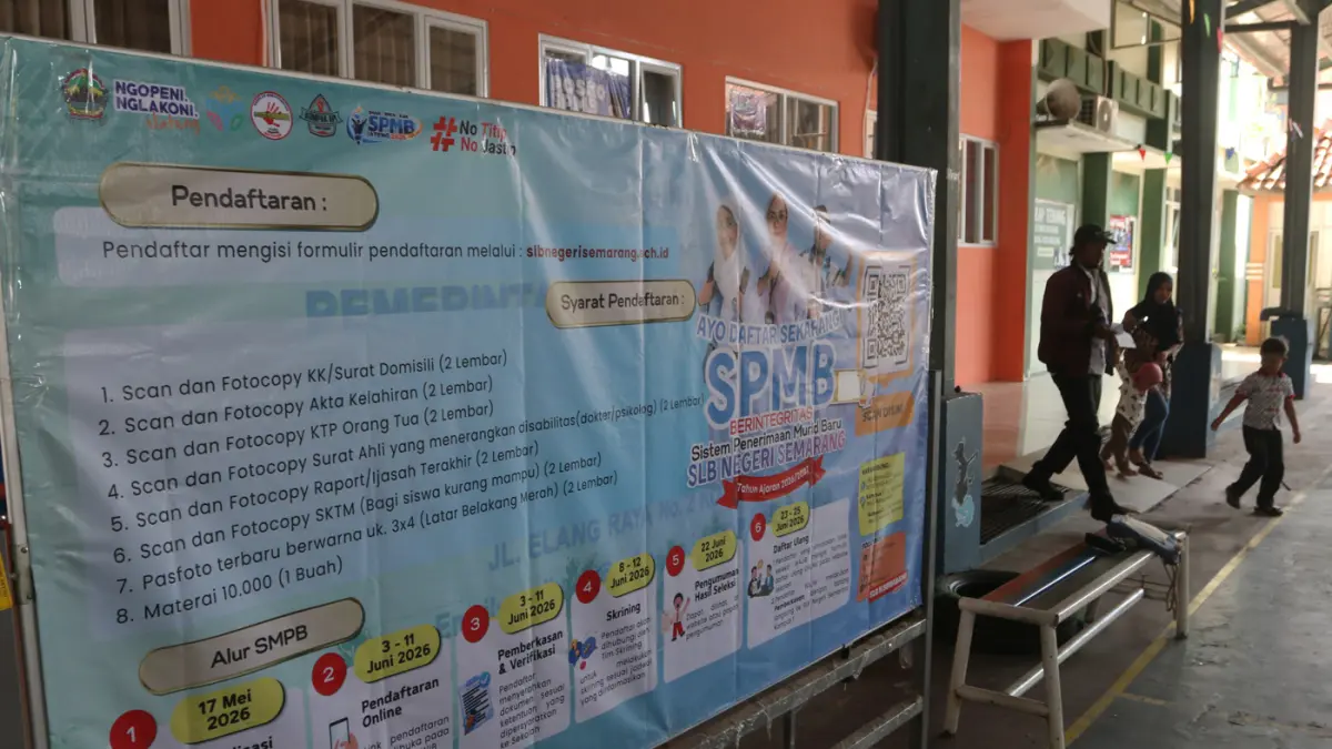Calon wali murid saat pendaftaran di Posko Sistem Penerimaan Murid Baru (SPMB) SLB Negeri Semarang untuk tahun ajaran 2026/2027 mengikuti jadwal seleksi SD/SLB Negeri, Kota Semarang, Jawa Tengah, Selasa (9/6/2026). (Nur Chamim/Jawapos Radar Semarang)