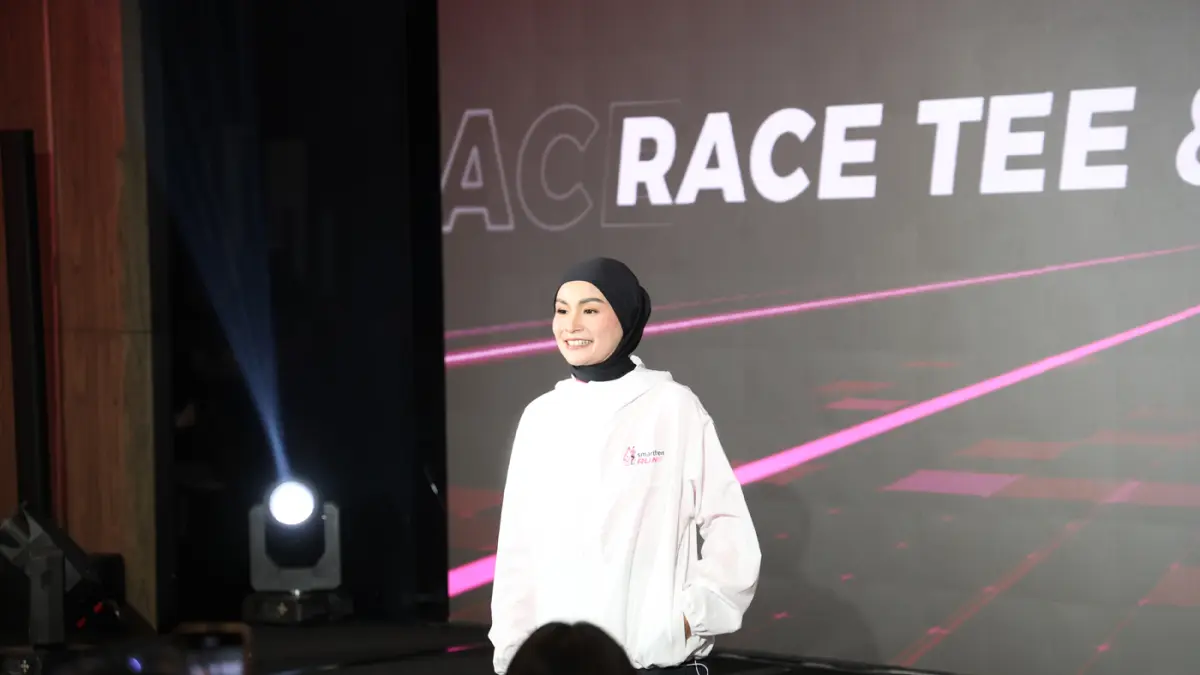 Model menampilkan racepack.