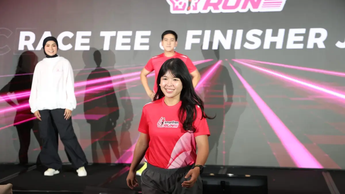 Model menampilkan racepack.