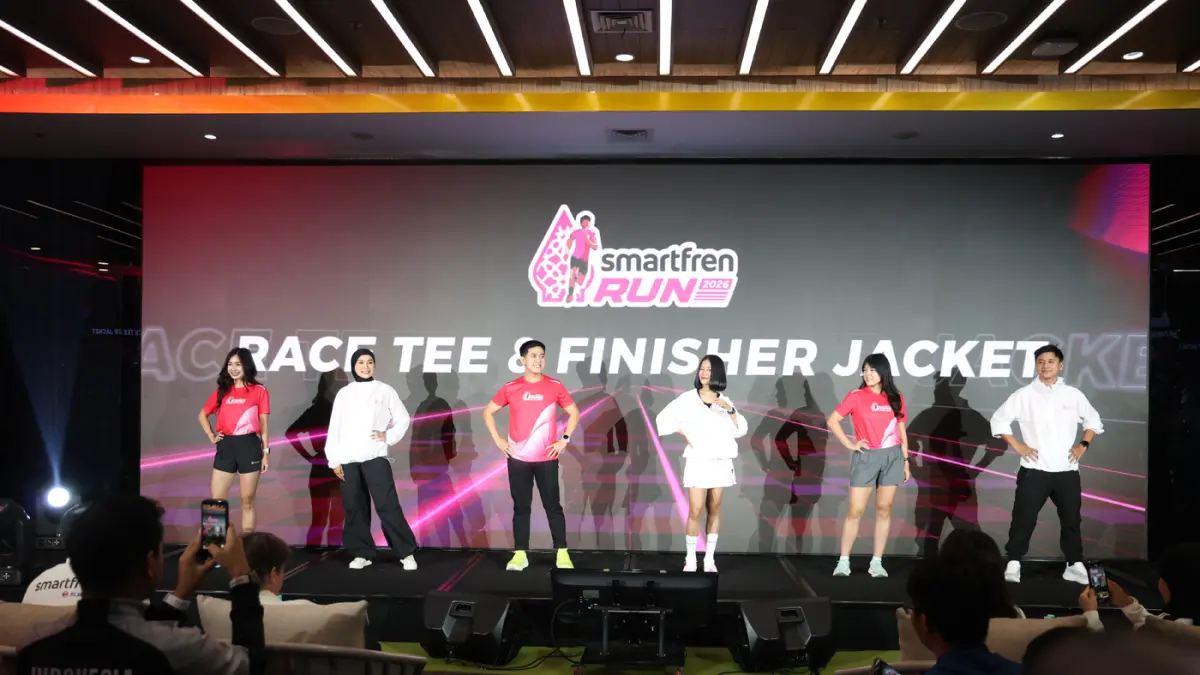 Model menampilkan racepack.
