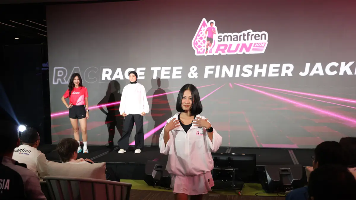 Model menampilkan racepack.