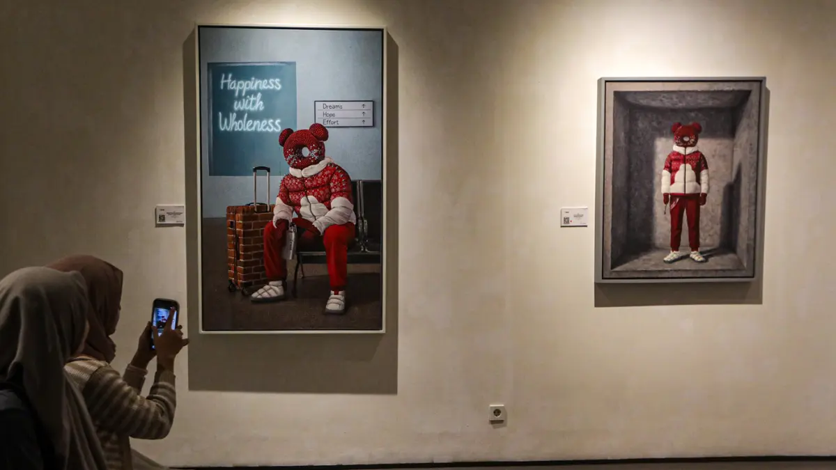 Pengunjung melihat pameran Feels So Real di Galeri ZEN1, Jakarta, Kamis (4/6/2026). (Salman Toyibi/Jawa Pos)