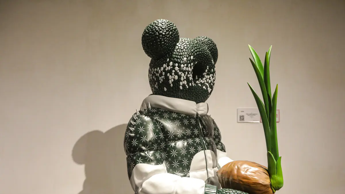 Pengunjung melihat pameran Feels So Real di Galeri ZEN1, Jakarta, Kamis (4/6/2026). (Salman Toyibi/Jawa Pos)