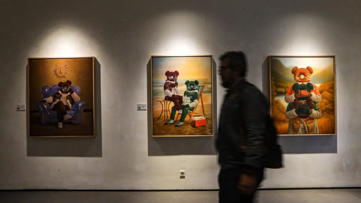 Pengunjung melihat pameran Feels So Real di Galeri ZEN1, Jakarta, Kamis (4/6/2026). (Salman Toyibi/Jawa Pos)