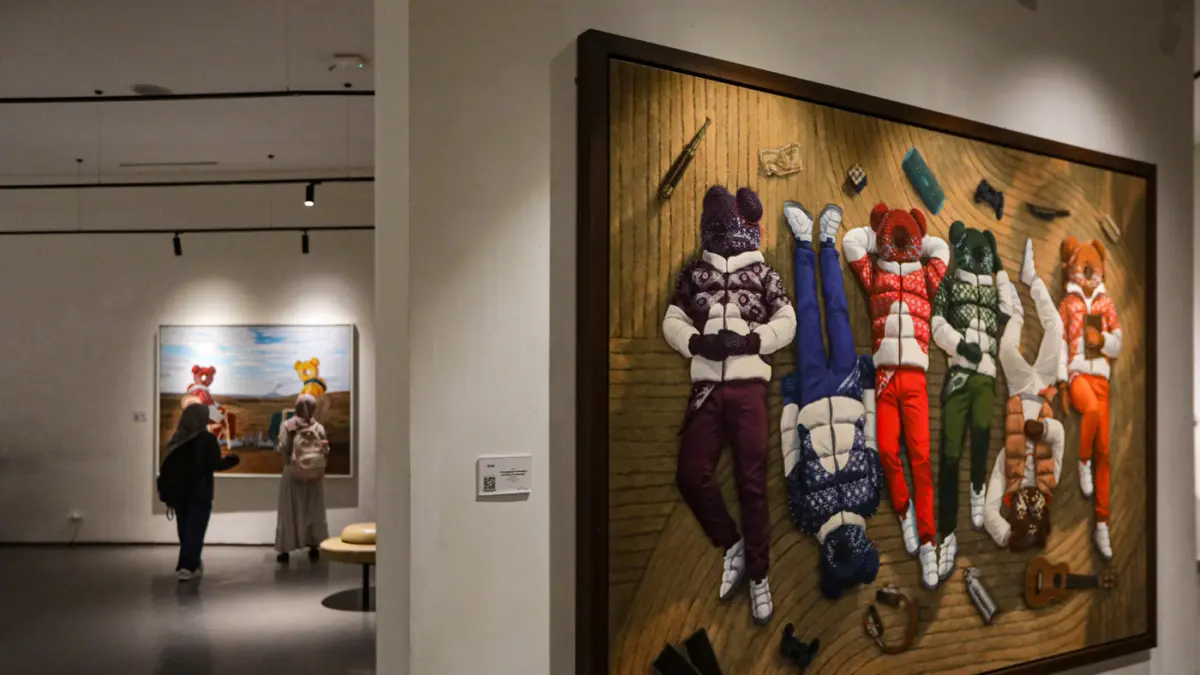 Pengunjung melihat pameran Feels So Real di Galeri ZEN1, Jakarta, Kamis (4/6/2026). (Salman Toyibi/Jawa Pos)