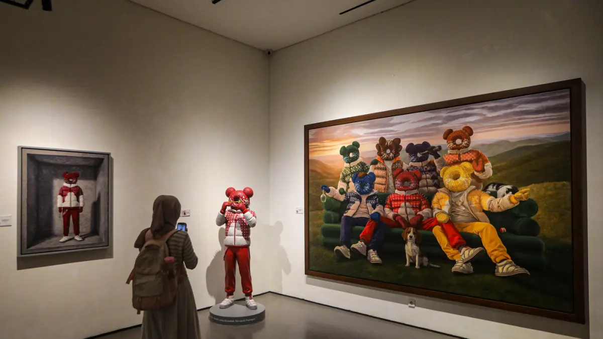 Pengunjung melihat pameran Feels So Real di Galeri ZEN1, Jakarta, Kamis (4/6/2026). (Salman Toyibi/Jawa Pos)