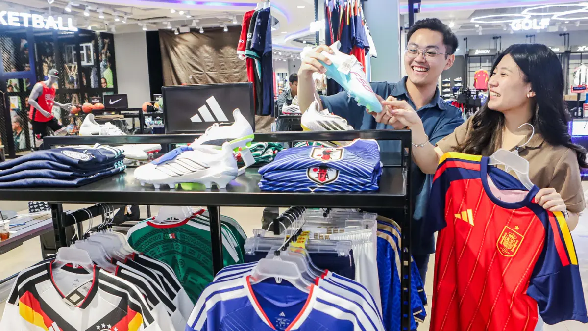 Pengunjung memilih koleksi FIFA World Cup 2026 di Ciputra World Surabaya, Jalan Mayjen Sungkono, Selasa (9/6). (Riana Setiawan/ Jawa Pos)