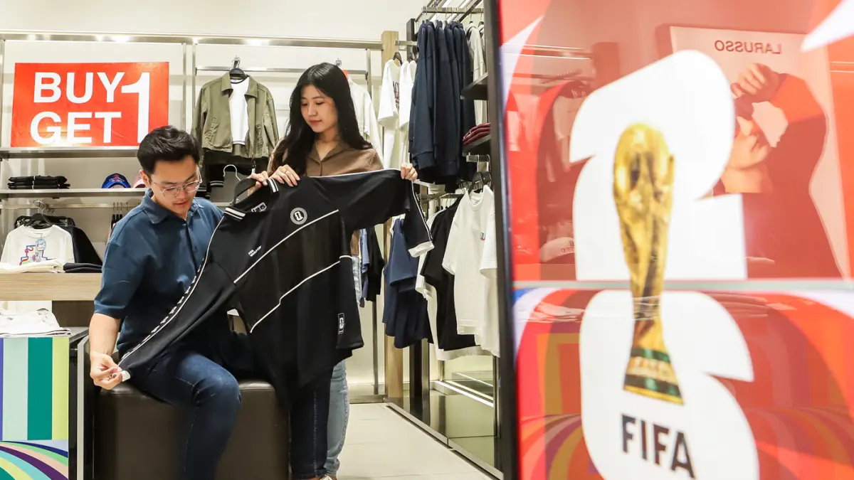 Pengunjung memilih koleksi FIFA World Cup 2026 di Ciputra World Surabaya, Jalan Mayjen Sungkono, Selasa (9/6). (Riana Setiawan/ Jawa Pos)
