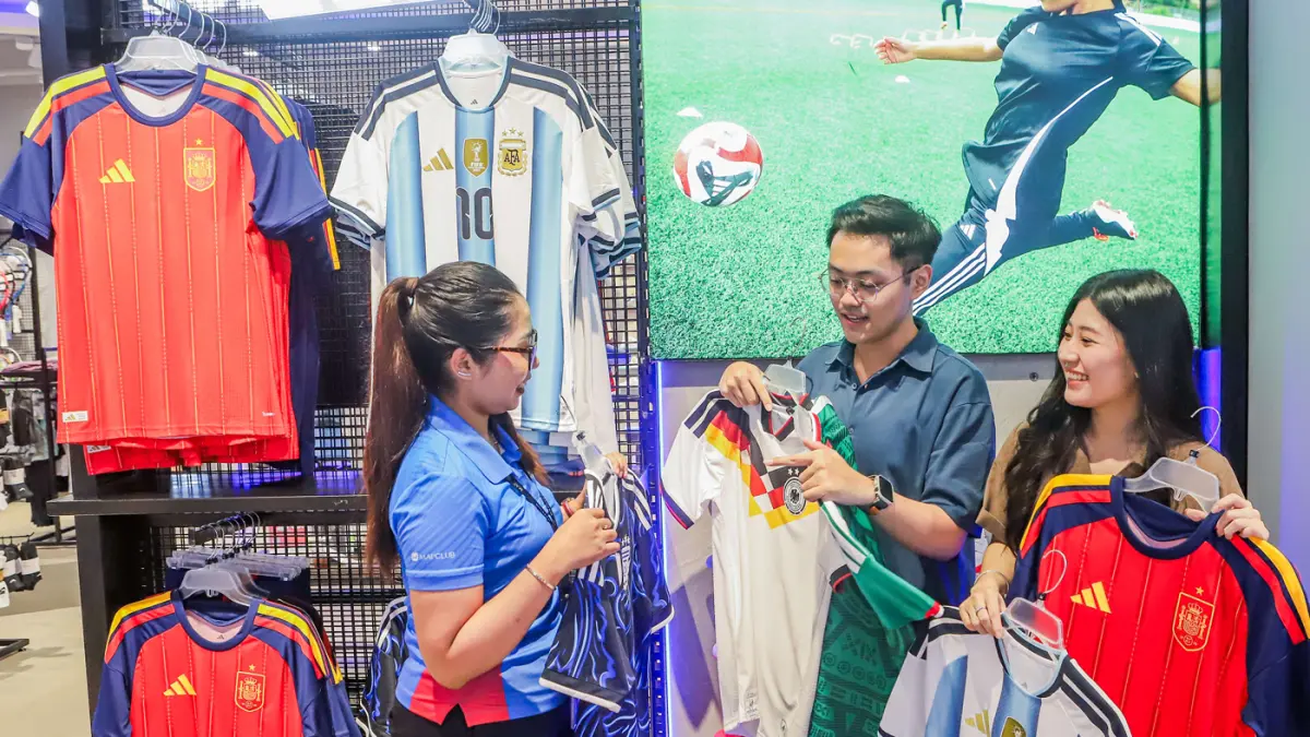 Pengunjung memilih koleksi FIFA World Cup 2026 di Ciputra World Surabaya, Jalan Mayjen Sungkono, Selasa (9/6). (Riana Setiawan/ Jawa Pos)
