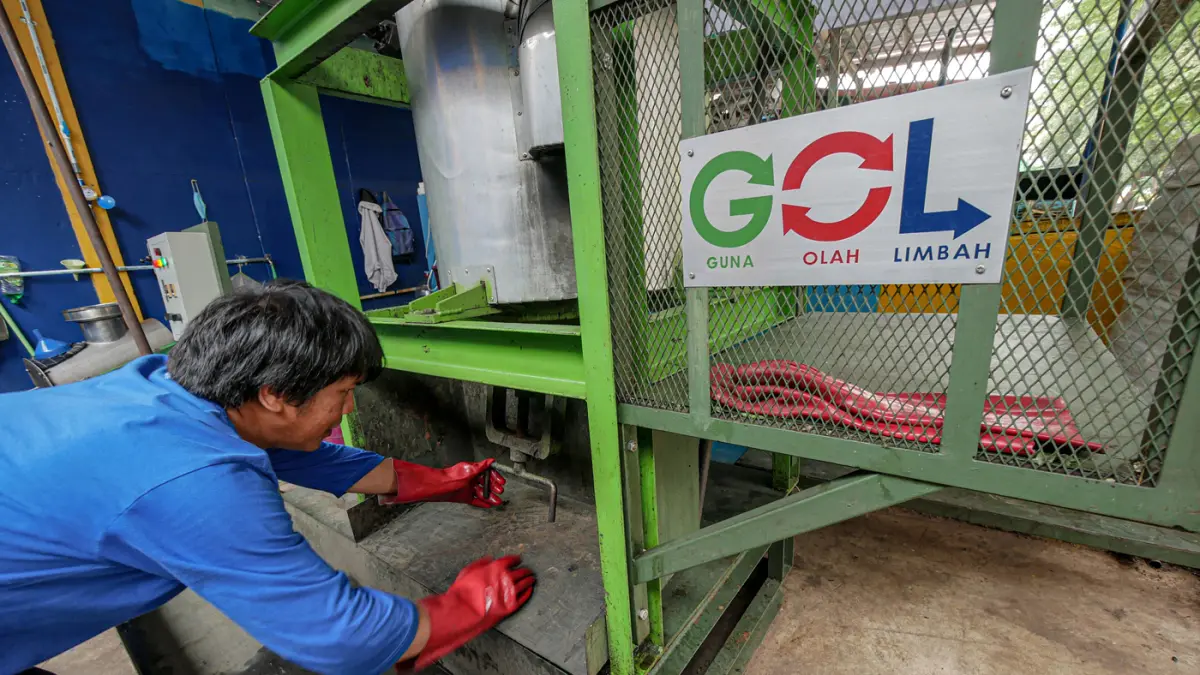 Petugas memilah dan mengoperasikan mesin pengolahan sampah organik di Pasar Kramat Jati, Jakarta, Kamis (28/05/2026). (Hanung Hambara/Jawa Pos)
