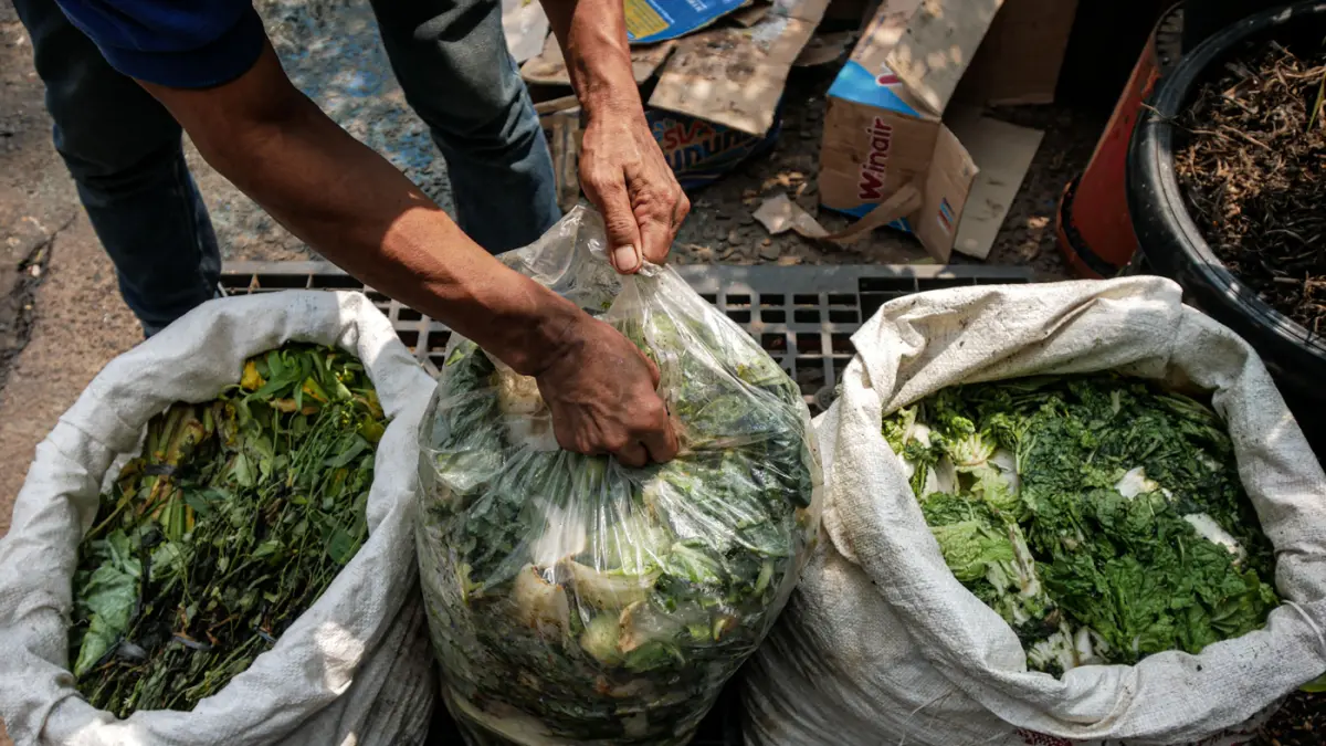 Petugas memilah dan mengoperasikan mesin pengolahan sampah organik di Pasar Kramat Jati, Jakarta, Kamis (28/05/2026). (Hanung Hambara/Jawa Pos)