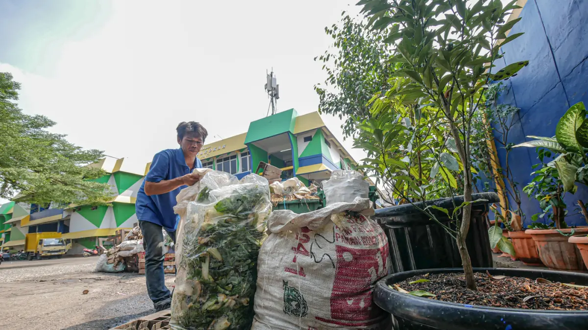 Petugas memilah dan mengoperasikan mesin pengolahan sampah organik di Pasar Kramat Jati, Jakarta, Kamis (28/05/2026). (Hanung Hambara/Jawa Pos)