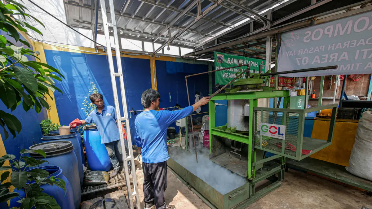 Petugas memilah dan mengoperasikan mesin pengolahan sampah organik di Pasar Kramat Jati, Jakarta, Kamis (28/05/2026). Petugas memilah dan mengoperasikan mesin pengolahan sampah organik di Pasar Kramat Jati, Jakarta, Kamis (28/05/2026). (Hanung Hambara/Jaw