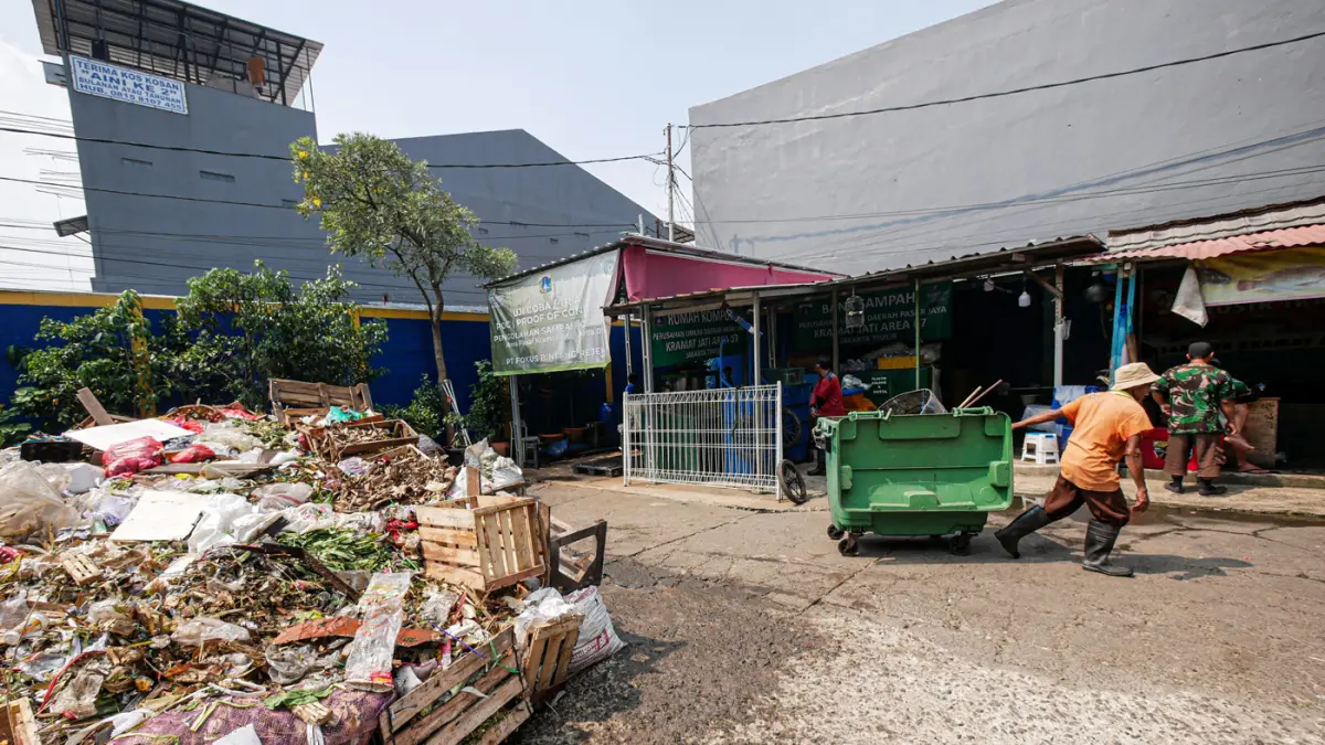 Petugas memilah dan mengoperasikan mesin pengolahan sampah organik di Pasar Kramat Jati, Jakarta, Kamis (28/05/2026). Petugas memilah dan mengoperasikan mesin pengolahan sampah organik di Pasar Kramat Jati, Jakarta, Kamis (28/05/2026). (Hanung Hambara/Jaw