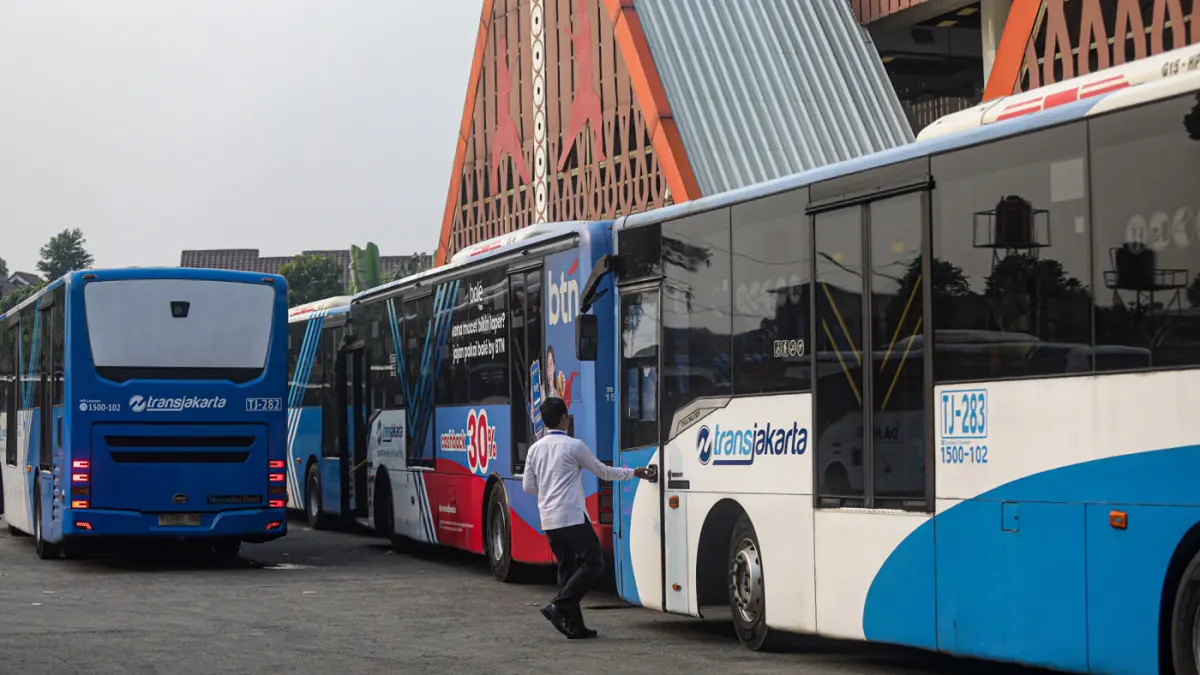 Suasana transjakarta yang menunggu penumpang di Terminal Sawangan, Depok, Jawa Barat, Selasa (9/6/2026). (Salman Toyibi/Jawa Pos)