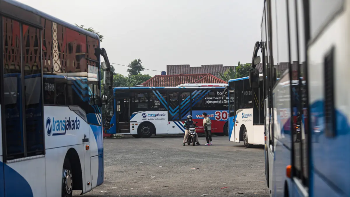 Suasana transjakarta yang menunggu penumpang di Terminal Sawangan, Depok, Jawa Barat, Selasa (9/6/2026). (Salman Toyibi/Jawa Pos)