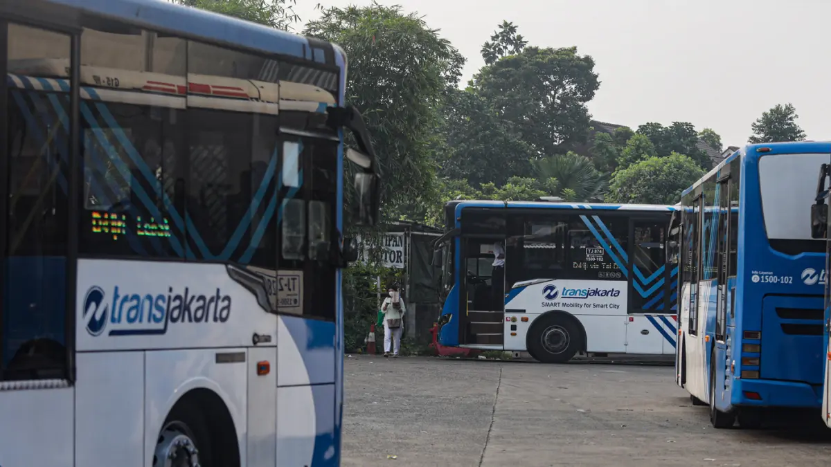 Suasana transjakarta yang menunggu penumpang di Terminal Sawangan, Depok, Jawa Barat, Selasa (9/6/2026). (Salman Toyibi/Jawa Pos)