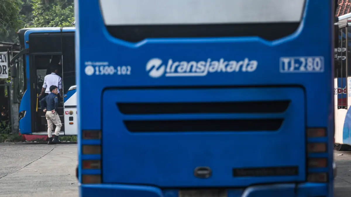 Suasana transjakarta yang menunggu penumpang di Terminal Sawangan, Depok, Jawa Barat, Selasa (9/6/2026). (Salman Toyibi/Jawa Pos)