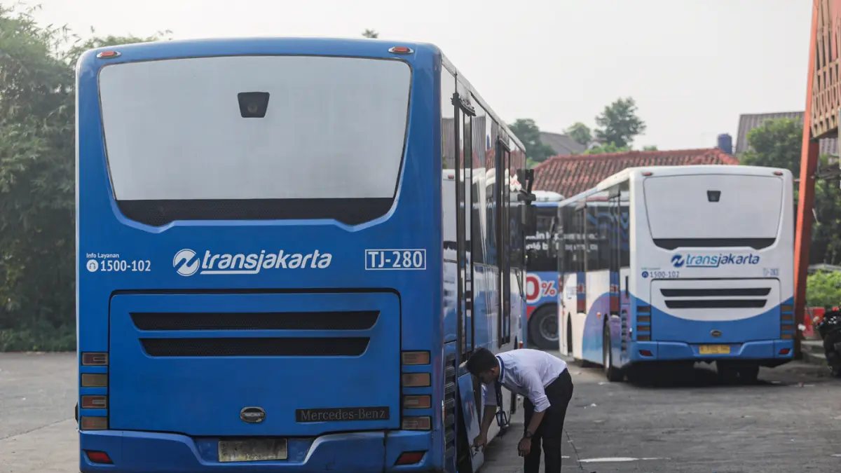 Suasana transjakarta yang menunggu penumpang di Terminal Sawangan, Depok, Jawa Barat, Selasa (9/6/2026). (Salman Toyibi/Jawa Pos)