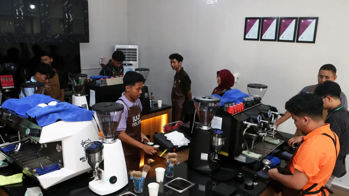 Peserta mempraktikkan menyeduh kopi secara manual dan Mengoperasikan mesin grinder kopi dalam pelatihan kerja barista di Balai Latihan Kerja (BLK) Jasa dan Pariwisata Provinsi Jateng, Semarang, Jawa Tengah, Rabu (10/6/2026). (Nur Chamim/Jawa Pos Radar Sem