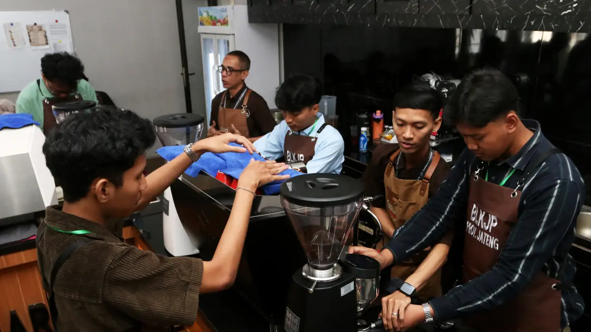 Peserta mempraktikkan menyeduh kopi secara manual dan Mengoperasikan mesin grinder kopi dalam pelatihan kerja barista di Balai Latihan Kerja (BLK) Jasa dan Pariwisata Provinsi Jateng, Semarang, Jawa Tengah, Rabu (10/6/2026). (Nur Chamim/Jawa Pos Radar Sem