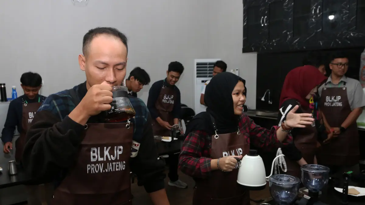 Peserta mempraktikkan menyeduh kopi secara manual dan Mengoperasikan mesin grinder kopi dalam pelatihan kerja barista di Balai Latihan Kerja (BLK) Jasa dan Pariwisata Provinsi Jateng, Semarang, Jawa Tengah, Rabu (10/6/2026). (Nur Chamim/Jawa Pos Radar Sem