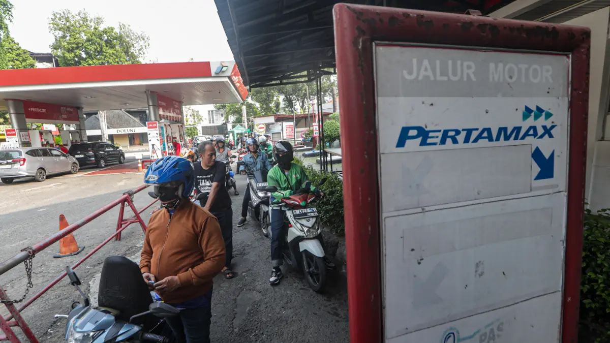 Antrian warga mengisi bahan bakar minyak (BBM) di SPBU Pertamina Menteng, Jakarta, Rabu (10/6/2026). (Salman Toyibi/Jawa Pos)