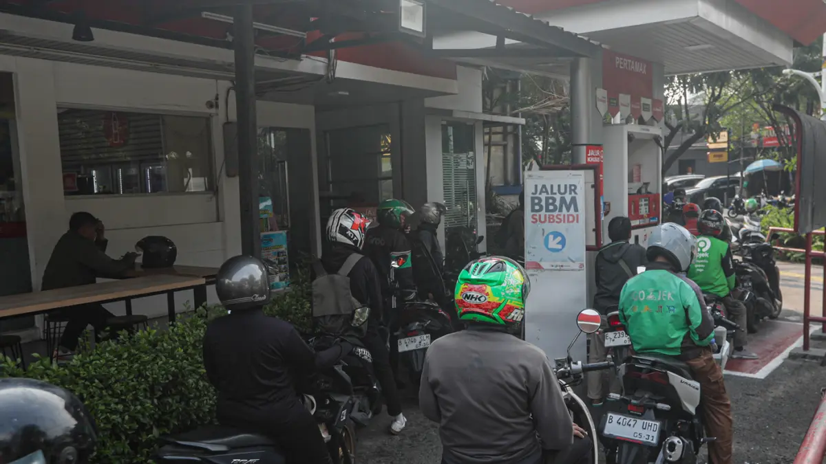 Antrian warga mengisi bahan bakar minyak (BBM) di SPBU Pertamina Menteng, Jakarta, Rabu (10/6/2026). (Salman Toyibi/Jawa Pos)